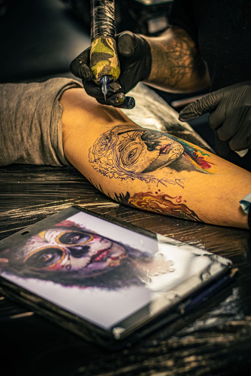 Néo-trad — style de tatouage, Encre Brute.